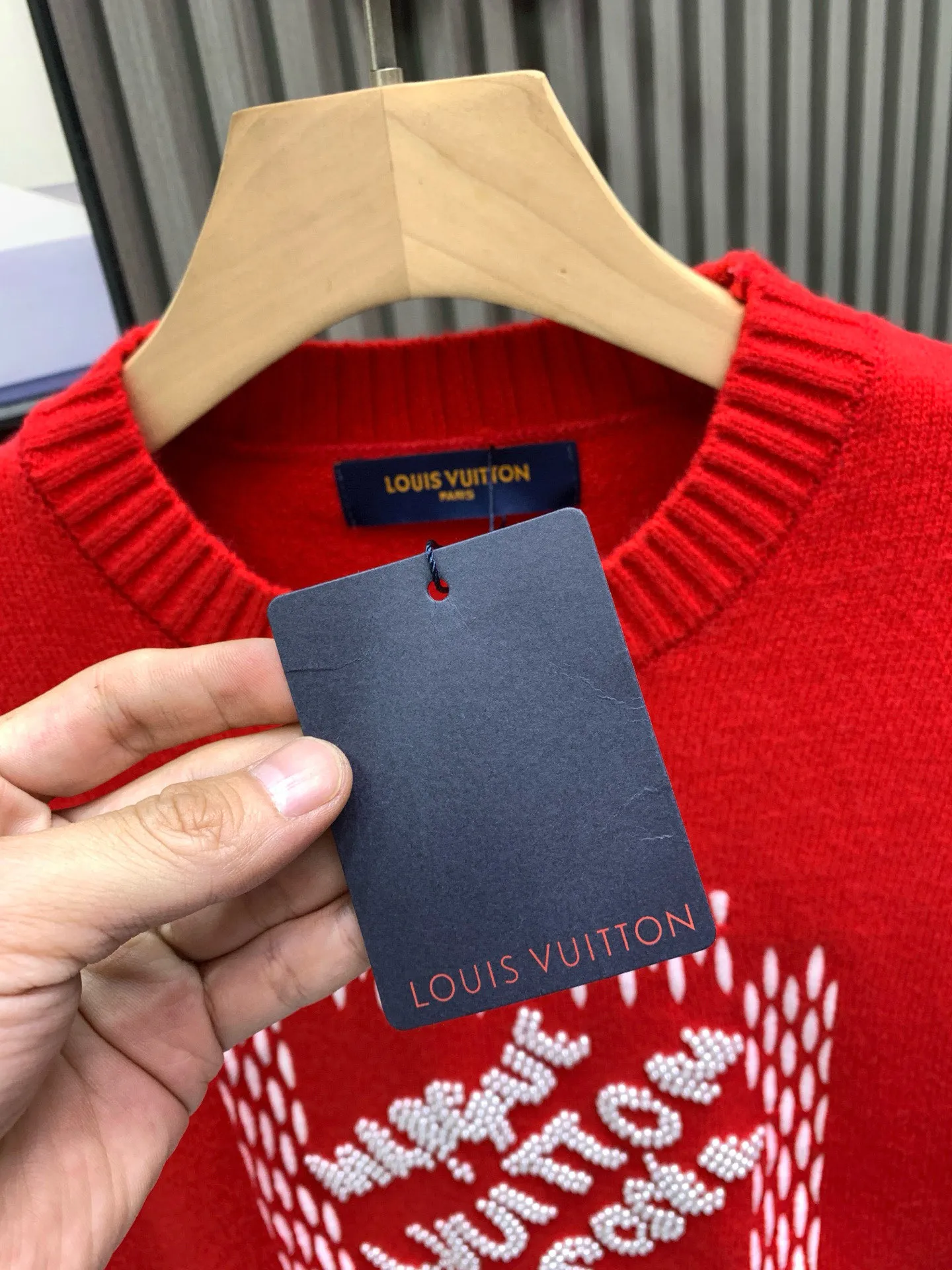 🅿️400 🀄️ Louis Vuitton LOUIS VUITTON New Year's model ✖️ Fei Dong co-branded handmade pearl embroidery round neck - Louis Vuitton France LVMH Group - a brand of MH Famous luxury goods and leather goods brand More than a hundred years of legendary classics Exquisite symbol of global fashion travel art Monogram canvas bag printed with the unique pattern of the "" logo, accompanied by rich legendary colors and Athens design It has become a fashion classic and continues to this day. Regardless of the leather goods or pens that were later extended, the "travel philosophy" that advocates exquisiteness, quality and comfort is the starting point of the design. Ultra-high-quality embroidery is hand-embroidered by workers. The workmanship is very heavy. The fabric is made of 700 grams. The texture of the double-ply double yarn fabric is superb. 100% cotton. Loose version. Trendy men and women. Available in stock. Supports comparison of any version on the market. Original main mark, washed tag packaging, perfect details. If you want the right version, if you want low-quality goods, please bypass it. Perfect restoration and top-notch shipping.